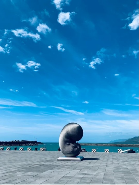 落山風藝術季 屏東落山風藝術季|活動亮點介紹! 三大展區,11件地景藝術+無敵海景超唯美!夜晚點燈更迷人~ 落山風藝術季 2023 2022落山風藝術季