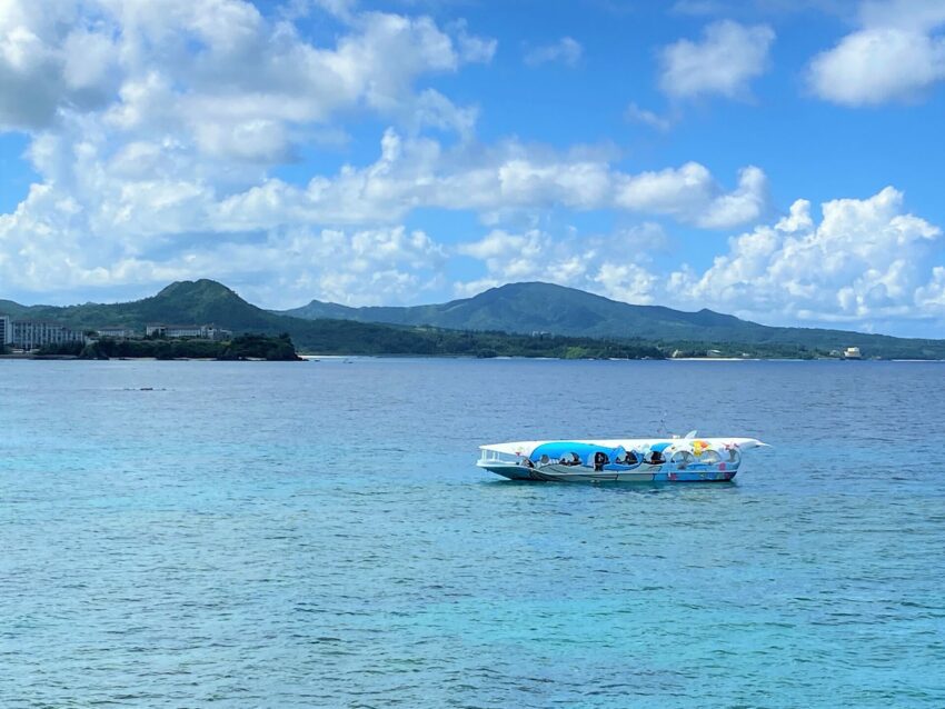 沖繩水上活動|想到沖繩玩水嗎?必玩浮潛、海底漫步、水上樂園,還有美麗海灘推薦看這篇一次攻略! 2023 海中公園玻璃船