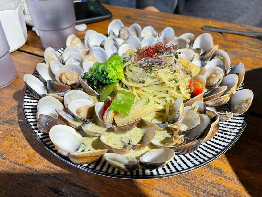 頭城景點,頭城流水森林是近期網路爆紅的餐廳,浮誇的蛤蜊意大利麵,用爆量的蛤蜊在盤中開出一朵花,是每一桌都必點的人氣菜品 頭城景點,頭城流水森林是近期網路爆紅的餐廳,浮誇的蛤蜊意大利麵,用爆量的蛤蜊在盤中開出一朵花,是每一桌都必點的人氣菜品