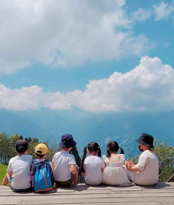 清境農場有霧上桃源之稱,位於南投縣仁愛鄉,四周群山林立,湖光山色,長年雲霧飄渺,從早到晚的日出、藍天、夕陽、星空,景緻各有千秋,一年四季的櫻花、綠林、楓紅,也有不同的韻味。 清境農場有霧上桃源之稱,位於南投縣仁愛鄉,四周群山林立,湖光山色,長年雲霧飄渺,從早到晚的日出、藍天、夕陽、星空,景緻各有千秋,一年四季的櫻花、綠林、楓紅,也有不同的韻味。