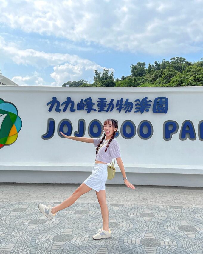 樂飛行館是九九峰動物樂園內的遊客中心,純白的現代造型相當吸睛,館內規劃有商品販賣區、兒童遊樂區、餐廳、景觀台、簡報室等設施 樂飛行館是九九峰動物樂園內的遊客中心,純白的現代造型相當吸睛,館內規劃有商品販賣區、兒童遊樂區、餐廳、景觀台、簡報室等設施