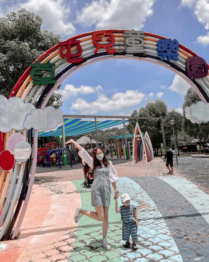 九九峰動物樂園,草屯兒童樂園不止兒童多,網美也不少,原因就是這裡繽紛又充滿童趣的遊戲裝置,以及夢幻的三角鐘樓,真的超級好拍。 九九峰動物樂園,草屯兒童樂園不止兒童多,網美也不少,原因就是這裡繽紛又充滿童趣的遊戲裝置,以及夢幻的三角鐘樓,真的超級好拍。