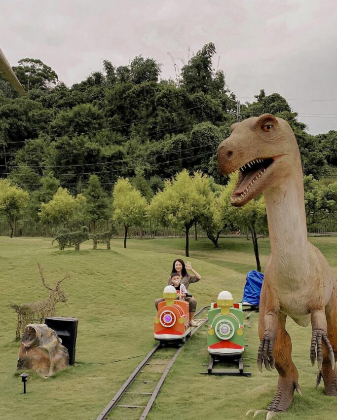 九九峰動物樂園,IG打卡牆上最熱門的取景處,便是這個有著等身比例大暴龍的恐龍之丘了。會動會叫的巨大恐龍,讓你有身入其境,進入侏羅紀公園電影的感覺 九九峰動物樂園,IG打卡牆上最熱門的取景處,便是這個有著等身比例大暴龍的恐龍之丘了。會動會叫的巨大恐龍,讓你有身入其境,進入侏羅紀公園電影的感覺