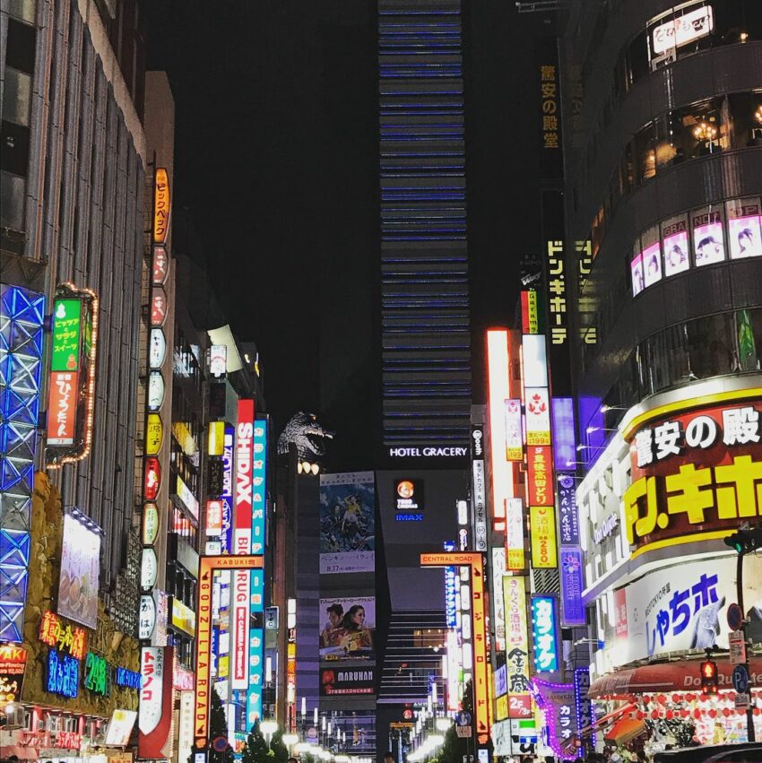 新宿景點 新宿景點|推薦10個新宿必逛景區、百貨逛街、高空夜景、賞花、美食、溫泉一次搞定! 新宿景點 2023 新宿黃金街