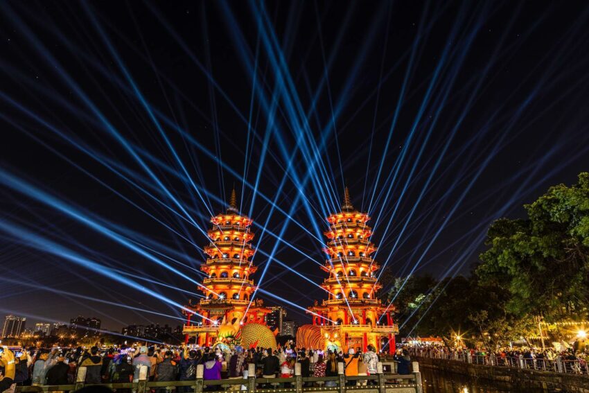 新竹景點 【2023高雄景點】推薦高雄一日遊必去100+景點,IG網美景點、親子戶外、私房景點,好玩高雄旅遊行程都在這! 高雄景點 2023 高雄景點 邁入第22年高雄燈會,地點首次移師到「鳳山八景」之一的左營蓮池潭,當中具有宗教特色建築的【龍虎塔】,將成為搭載燈會的重要舞台,以小而美的療癒燈會及呼應兔年元素,肯定綜合所有條件,高雄夜晚最美的地方。
