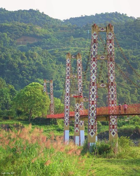 宜蘭景點一日遊｜寒溪吊橋 被綠草如茵環境包圍的【寒溪吊橋】，號稱宜蘭最美最長的鋼索吊橋，全長324公尺，來回一趟需20分鐘。橋上彩繪著色彩鮮明的圖案，象徵當地原住民的信仰，行走過程能感受山風親觸身體舒服感，再周圍自然美景的襯托下，寒溪吊橋化身一座浪漫空中步道，而且是完全不用收費的宜蘭景點喔。