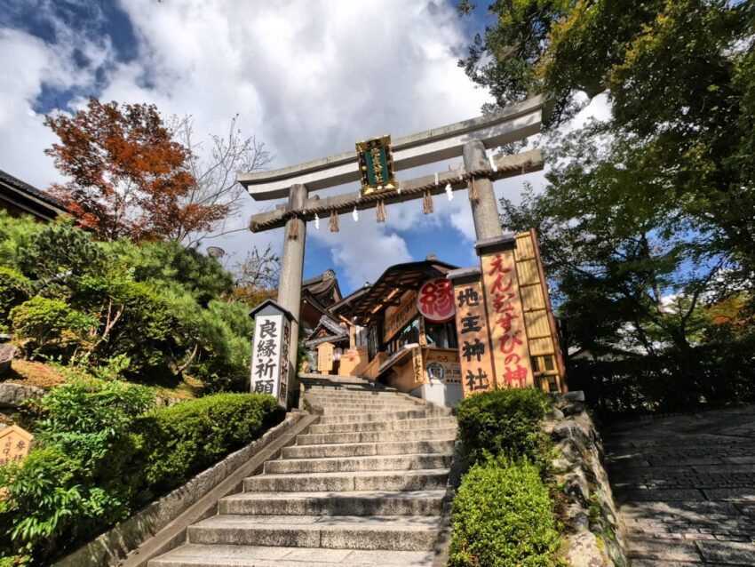 清水寺一日遊,清水寺一日遊,清水寺景點,清水寺景點,京都清水寺一日遊,清水寺交通方式,清水寺交通,清水寺交通,清水寺到伏見稻荷,伏見稻荷到清水寺,京都車站到清水寺,清水寺到京都車站,清水寺由來,清水寺傳說,清水寺祭典,清水寺夜間參拜,清水寺櫻花,清水寺楓葉,清水寺景點推薦,清水寺和服,清水寺介紹,三重塔,地主神社, 清水寺音羽の瀧,清水寺本堂千手觀音,清水舞台,清水寺周邊景點推薦,花見小路,八坂神社,ねねの道-寧寧之道,高台寺,將軍塚青龍殿,石塀小路,八坂塔,庚申堂,二年坂,三年坂,清水寺星巴克,清水寺必買推薦,伴手禮,京都七味唐辛子,MALEBRANCHE濃茶夾心餅乾,清水寺御守,香十,香片香包,清水寺美食推薦,清水寺小吃,藤菜美醬油糰子,Kyo-baum,抹茶年輪蛋糕,清水寺午餐,麵藏人,蕎麥麵,阿古屋茶屋,茶泡飯,清水寺晚餐,京都衹園天婦羅,八坂圓堂,Gion Bansan,清水寺伴手禮,清水寺,清水寺怎麼玩,