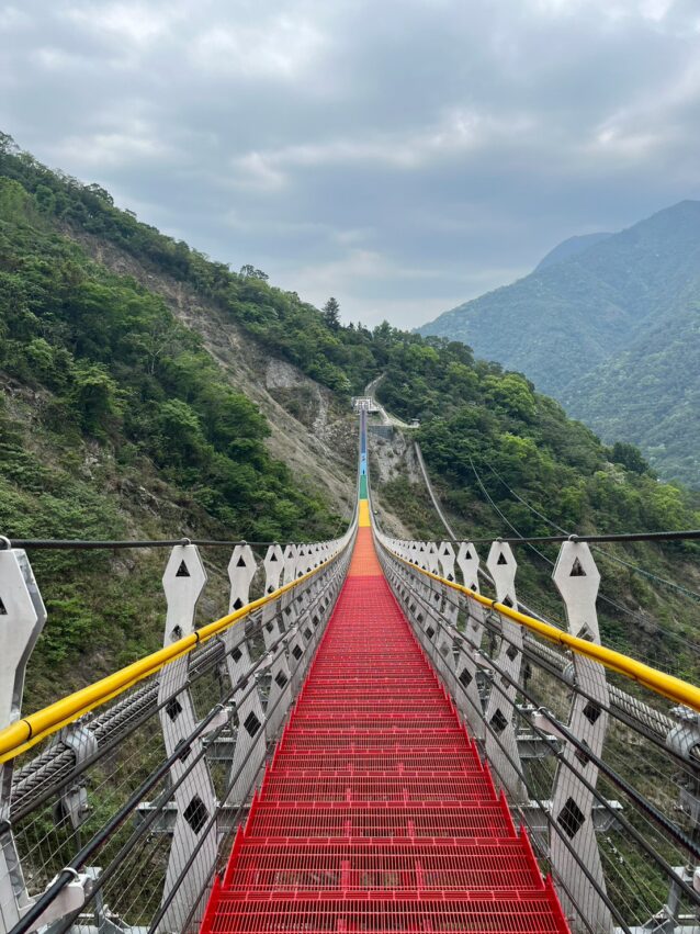 卓也小屋 玉山溫泉軸|南投東埔二日遊,帶你登玉山、泡溫泉、體驗原鄉部落 卓也小屋 2023 雙龍瀑布七彩吊橋