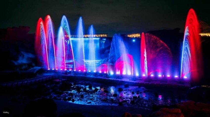 水樂園 野柳地質公園|2023野柳石光夜訪女王頭6/30開幕!野柳一日遊6大必拍奇岩美景、燭台石、俏皮公主、仙女鞋總整理一次看。 水樂園 2023 2023 野柳石光・夜訪女王將在6月30日(五)至7月16日(日)盛大開幕,今年的主題為「尋著光,邂逅野柳女王的光.水.影唯美體驗」,野柳地質公園將以野柳地景結合炫目3D光雕投影、水幕噴泉、水舞、動畫、互動設施等效果,讓野柳女王頭帶來煥然一新的燈光藝術!從6/30-7/16間的晚上6點30分至10點都有奇幻野柳夜景,暑假一定要來體驗看看這甜美、夢幻、歡樂、華麗及神秘交錯的光影環境唷。
