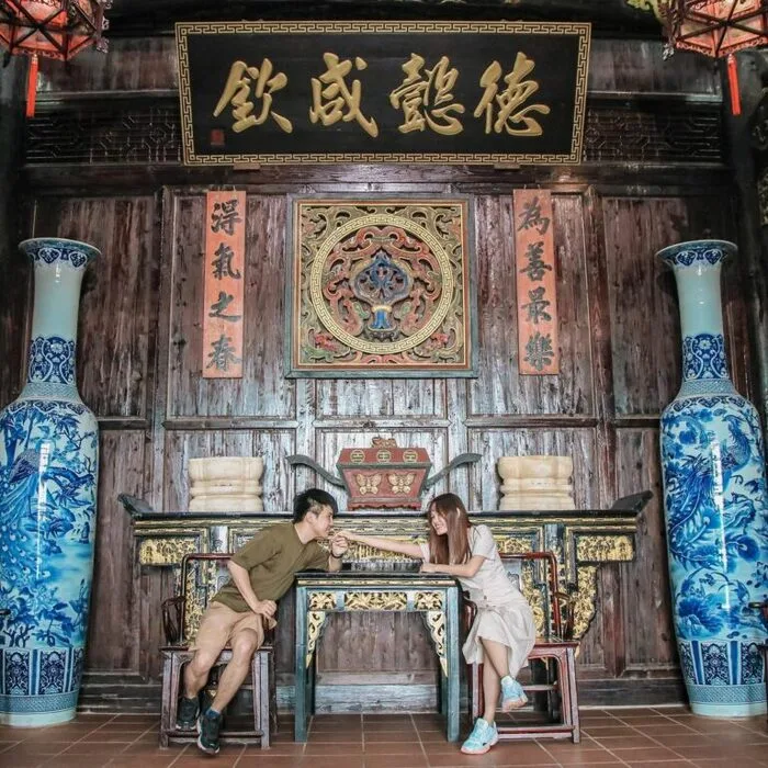 嘉義景點 【2023嘉義景點推薦40選】18條嘉義一日遊路線、嘉義私房景點及嘉義市景點推薦!來嘉義旅遊不可錯過的嘉義親子景點、嘉義觀光工廠、觀光景點。 嘉義景點 2023 入住飯店或民宿常用到的「白人牙膏」其工廠也位在嘉義,這家【白人牙膏觀光工廠】簡直顛覆我們對牙膏工廠的想像。在佔地廣大的園區內除了基本的生產線以外,竟然還塞入了室內鯉魚池、兵馬俑、十八層地獄等古老文物展示,甚至還將中國江西省的「將軍府」整座搬來台灣,把園區打造成一座小型宮廷,既好逛又好拍。參觀解說過程中可以看見開放式的廠房,還有免費冰棒、有獎徵答牙膏贈品,以及咖啡無限暢飲等非常不手軟,很難想像這裡是個免費景點,最後要離開時也別忘了到販賣部採購划算的機能天然牙膏、漱口水等口腔清潔用品回家吧!