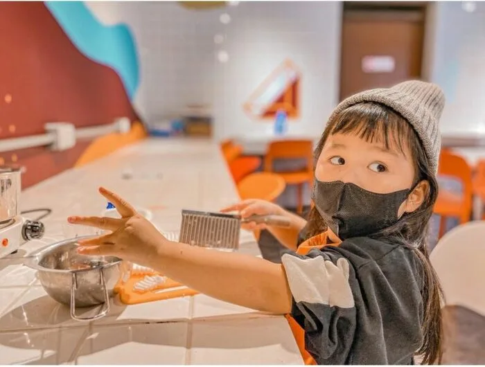 嘉義景點 2023嘉義景點推薦40個嘉義私房景點及嘉義一日遊路線!嘉義旅遊散步地圖這裡看 嘉義景點 2023 前往阿里山的公路上有著一處外表全灰有如廢墟般的水泥廠區,這裡是全台第一座以水泥為主題的觀光工廠【欣欣水泥森活園】,其神秘的外觀裡頭,其實藏著一個小小工業樂園,園區裡使用七彩的造景重現冰冷的工地現場增添親近感,並透過數位互動遊戲讓我們快速暸解台灣水泥的發展與故事。最特別的是這裡還是一座持續運作的水泥工廠,因此參加導覽還可以到戶外參觀區走訪「水泥夢工廠」一窺水泥製作的神秘面紗,最後別忘了DIY製作人生中第一個水泥作品喔
