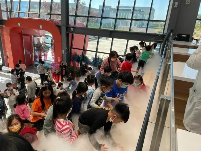 嘉義景點 2023嘉義景點推薦40個嘉義私房景點及嘉義一日遊路線!嘉義旅遊散步地圖這裡看 嘉義景點 2023 【冷研碳索館】是由二氧化碳乾冰製造供應商「冷研科技」所創立的,並且是全台首家以乾冰、二氧化碳為主題的觀光工廠。館內豐富的體驗設計讓與生活無關的主題增添不少樂趣,例如使用二氧化碳製造的「泡泡樹綻放」及「乾冰瀑布」體驗都冷研碳索館必玩的大賣點,另外還可參加每日4場的專業導覽,過程中能在看似平凡無奇的展物中發現與生活中的連結,有時間的話可再參加館內的DIY手作教室,把親手製作二氧化碳氣泡飲等帶回家,是個適合親子共遊的嘉義新景點。