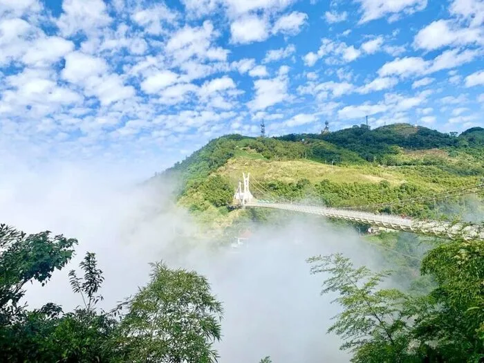 嘉義景點 2023嘉義景點推薦40個嘉義私房景點及嘉義一日遊路線!嘉義旅遊散步地圖這裡看 嘉義景點 2023 太平雲梯全長281公尺、在海拔約1000公尺的山中,是全台灣最長、海拔最高的吊橋。地利上的優勢加上不同節氣的變化,讓太平雲梯不管是春夏秋冬,晴天雨天,都有屬於自己美麗的風景。晴天時,從太平雲梯可以看見整片嘉南平原、甚至台灣海峽也可以一鏡到底。 到了冬天時,阿里山最有名的雲海與雲瀑,這裡就是最壯闊驚人的觀景點。山上的氣候變化多端,遇到多雲與水氣豐沛的天氣時,也可以體驗被薄霧包圍的仙氣感。