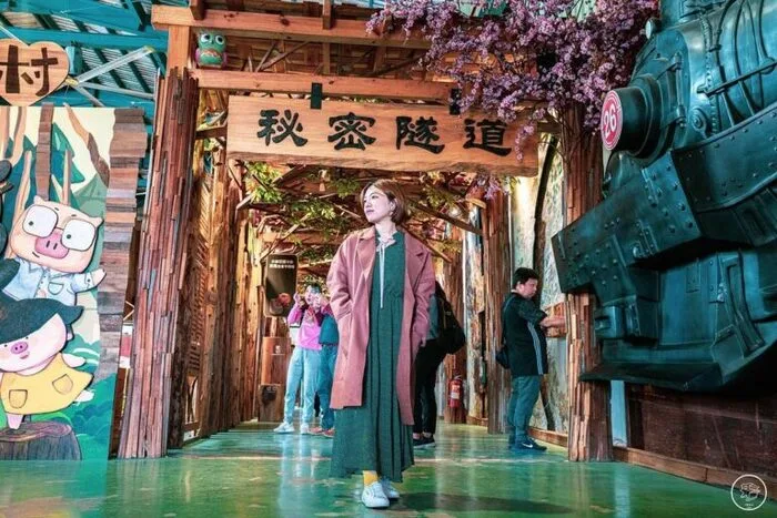 嘉義景點 2023嘉義景點推薦40個嘉義私房景點及嘉義一日遊路線!嘉義旅遊散步地圖這裡看 嘉義景點 2023 台灣曾因良好的檜木品質而聞名世界,但隨著民國78年禁伐令後,檜木取得量漸減,產業也跟著改變。位於嘉義市的【愛木村休閒觀光工廠】前身即為檜木製材廠,產業沒落後不但沒有消失,且在傳統元素內注入新創意轉型為觀光工廠。在充滿檜木香的展示空間裡我們可以看到各種由檜木製成的趣味設施、造景、及互動遊戲等,從中還能簡單的暸解檜木的歷史與由來。有時間的話還可以參與手工DIY製作,利用合法取得的枯木、倒木、漂流木等檜木製成專屬的小板凳、檜木盒、檜木筷、檜木風鈴等,是個寓教於樂的親子景點。