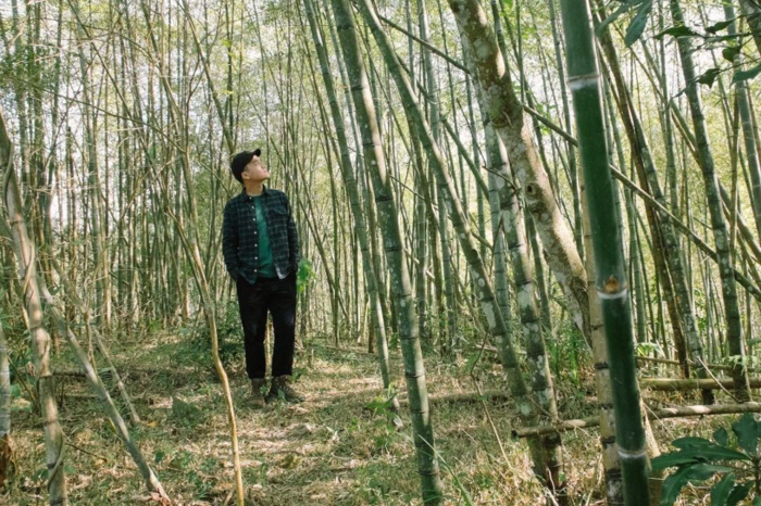 嘉義景點 【2023嘉義景點推薦40選】18條嘉義一日遊路線、嘉義私房景點及嘉義市景點推薦!來嘉義旅遊不可錯過的嘉義親子景點、嘉義觀光工廠、觀光景點。 嘉義景點 2023 從太平雲梯出發,經過銜接太平雲梯與孝子路步道的雲之南步道後,迎面而來的就是一整片宛如武俠片場景的竹林,這裡就是孝子路步道。由於沿途都是因24孝中的「孟宗哭筍」的孟宗竹,因此取名為「孝子路」。步行約15分鍾後,看見了孝思亭。孝思亭是大巃頂步道的起點,繼續走的話可以走到奉天岩跟獨立山,但我們選擇從折孝思亭接竹林茶坊的路線下山,可以直接通往老街,準備吃午餐!