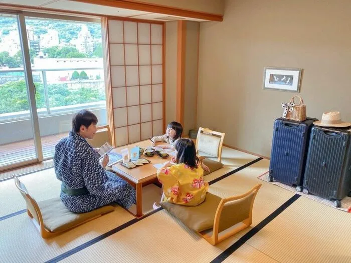 台北住宿推薦 2023台北住宿推薦30間各類必住台北飯店!平價住宿/親子住宿/五星飯店/台北車站住宿/新北住宿 台北住宿推薦 2023 太想念日本旅遊的話,不妨來【北投加賀屋】這間台北住宿來個偽出國和風體驗吧!日本百年老店加賀屋這間北投住宿,海外的唯一分館就選在台灣的北投,無論是接待到入住的所有流程、客房、茶道表演、大浴場陳設、早餐等都完美複製,細緻的服務與精心打造的住宿氛圍,踏入北投加賀屋彷彿進入時空隧道般,一秒就來到日本石川和倉。