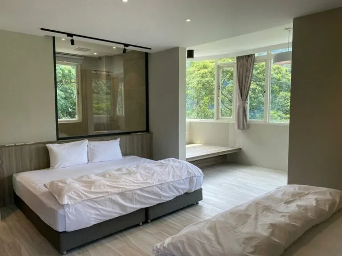 台北住宿推薦 2023台北住宿推薦30間各類必住台北飯店!平價住宿/親子住宿/五星飯店/台北車站住宿/新北住宿 台北住宿推薦 2023 足利司拉是位於新北烏來的高質感旅宿,身處天然山中,隨時都可享受氤氳繚繞的山景、以及可以泡烏來溫泉,溫泉浴池也是足利司拉一大賣點之一。司拉( Sla ) 是泰雅語「水田」之意,店家希望造訪這地的旅人們能站在司拉這塊美麗的土地上,享受一切美好。