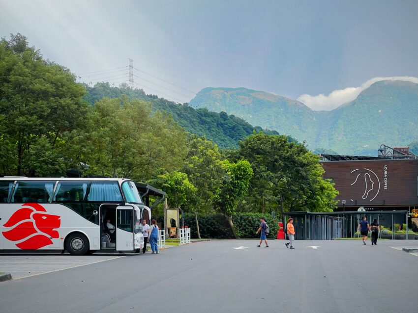 2023 最適合去阿里山旅遊的交通方式【阿里山接駁巴士】，會等人的新形態郵輪式交通。