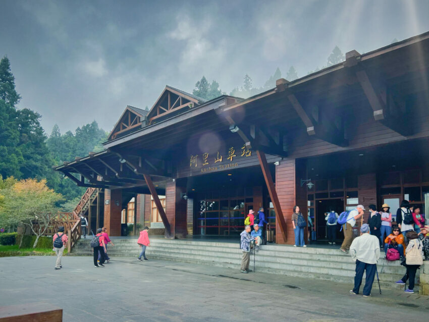 逐鹿部落 2023最適合去阿里山旅遊的交通方式【阿里山接駁巴士】，會等人的新形態郵輪式交通，不開車也能暢玩阿里山！ 15 2023