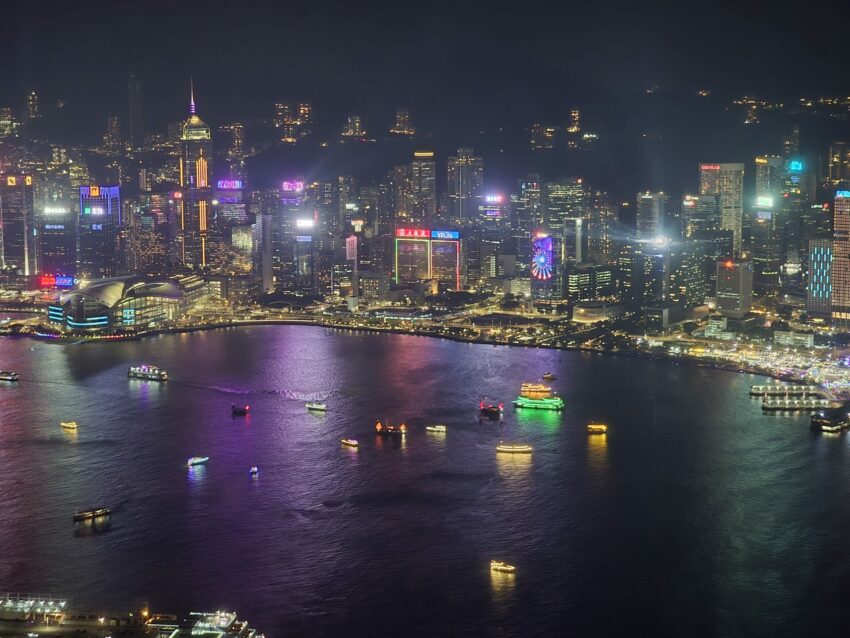 【維多利亞港一日遊】維港遊輪/幻彩詠香江燈光秀/夜景/飯店推薦，玩遍香港維多利亞海港的日與夜
