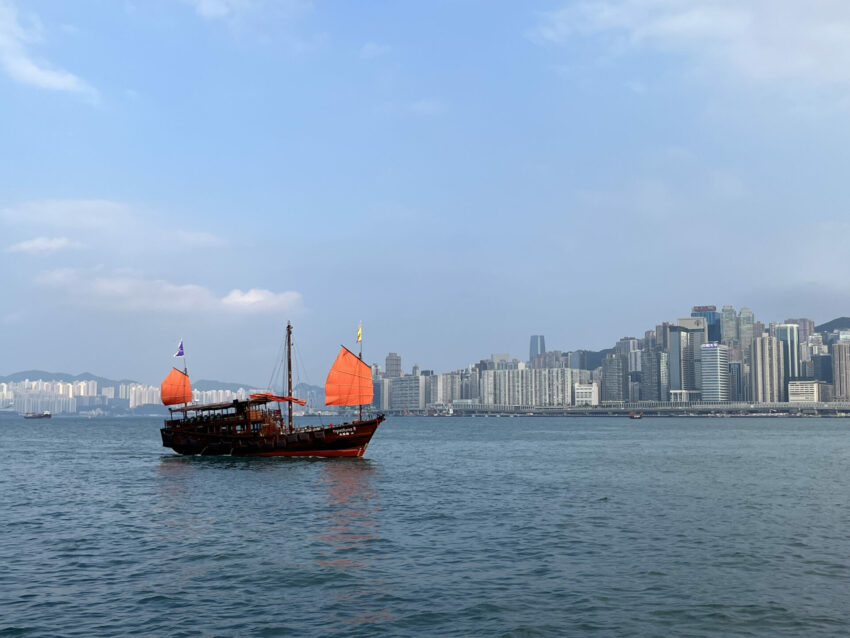 【維多利亞港一日遊】維港遊輪/幻彩詠香江燈光秀/夜景/飯店推薦，玩遍香港維多利亞海港的日與夜