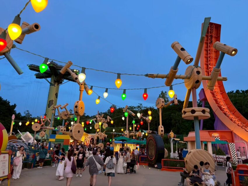 【香港迪士尼樂園攻略】親子必玩遊樂設施、門票推薦、裝備清單、樂園住宿，陪孩子寫下童話瞬間！