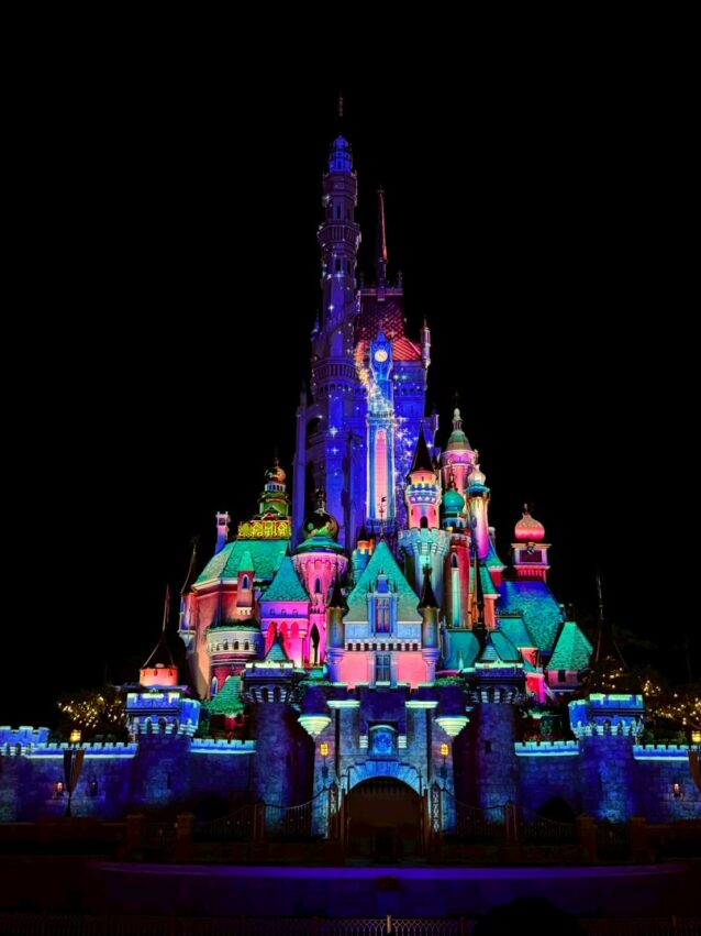 【香港迪士尼樂園攻略】親子必玩遊樂設施、門票推薦、裝備清單、樂園住宿，陪孩子寫下童話瞬間！