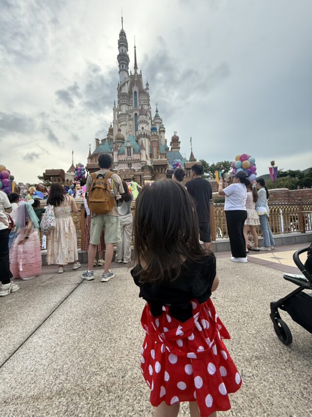 【香港迪士尼樂園攻略】親子必玩遊樂設施、門票推薦、裝備清單、樂園住宿，陪孩子寫下童話瞬間！